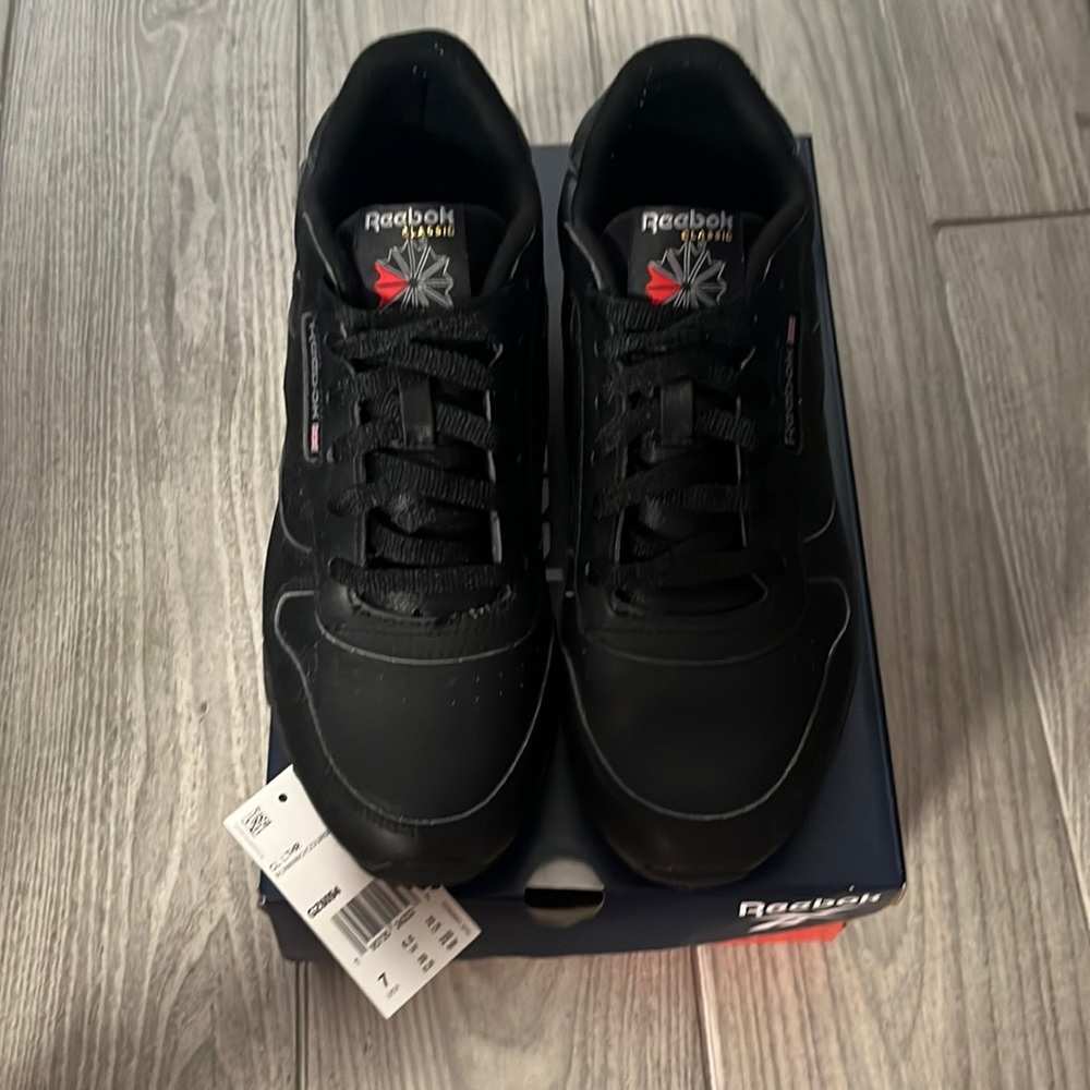 Boys Reebok Black Classic Leather(7y)(With box)